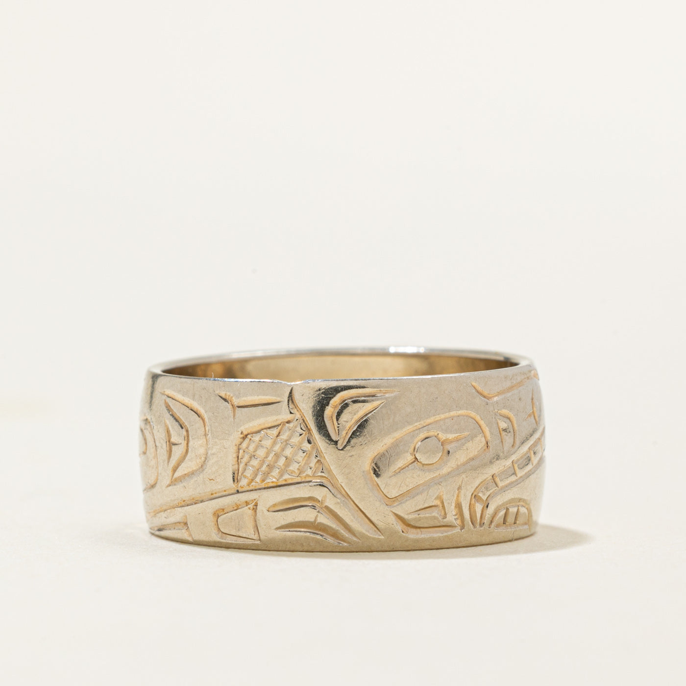 14K White Gold Indigenous Carved Wolf Ring | 8mm | SZ 6.5