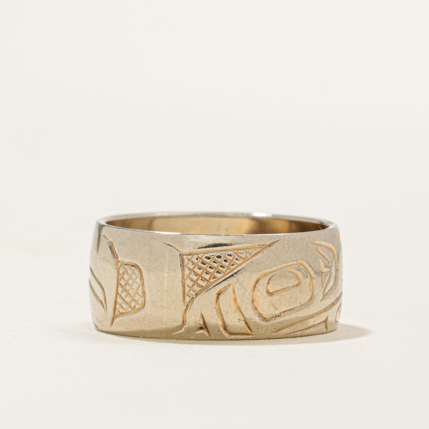 14K White Gold Indigenous Carved Wolf Ring | 8mm | SZ 6.5
