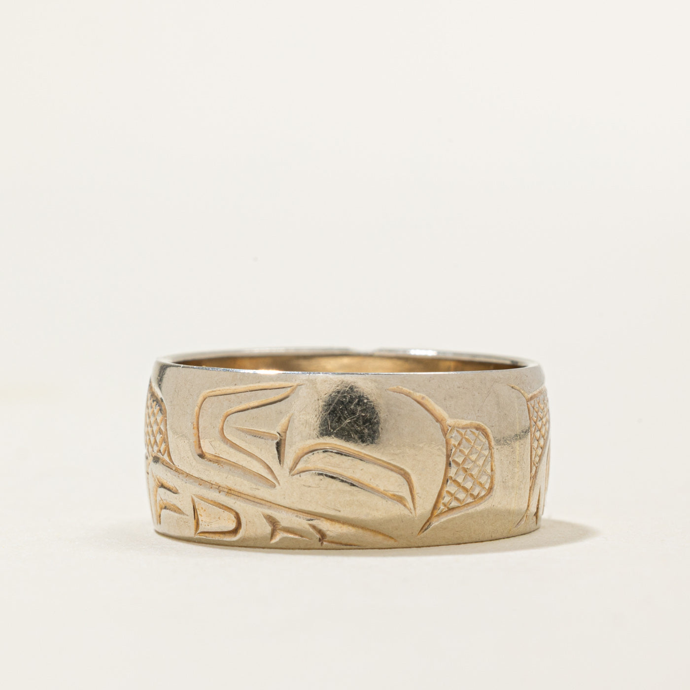 14K White Gold Indigenous Carved Wolf Ring | 8mm | SZ 6.5