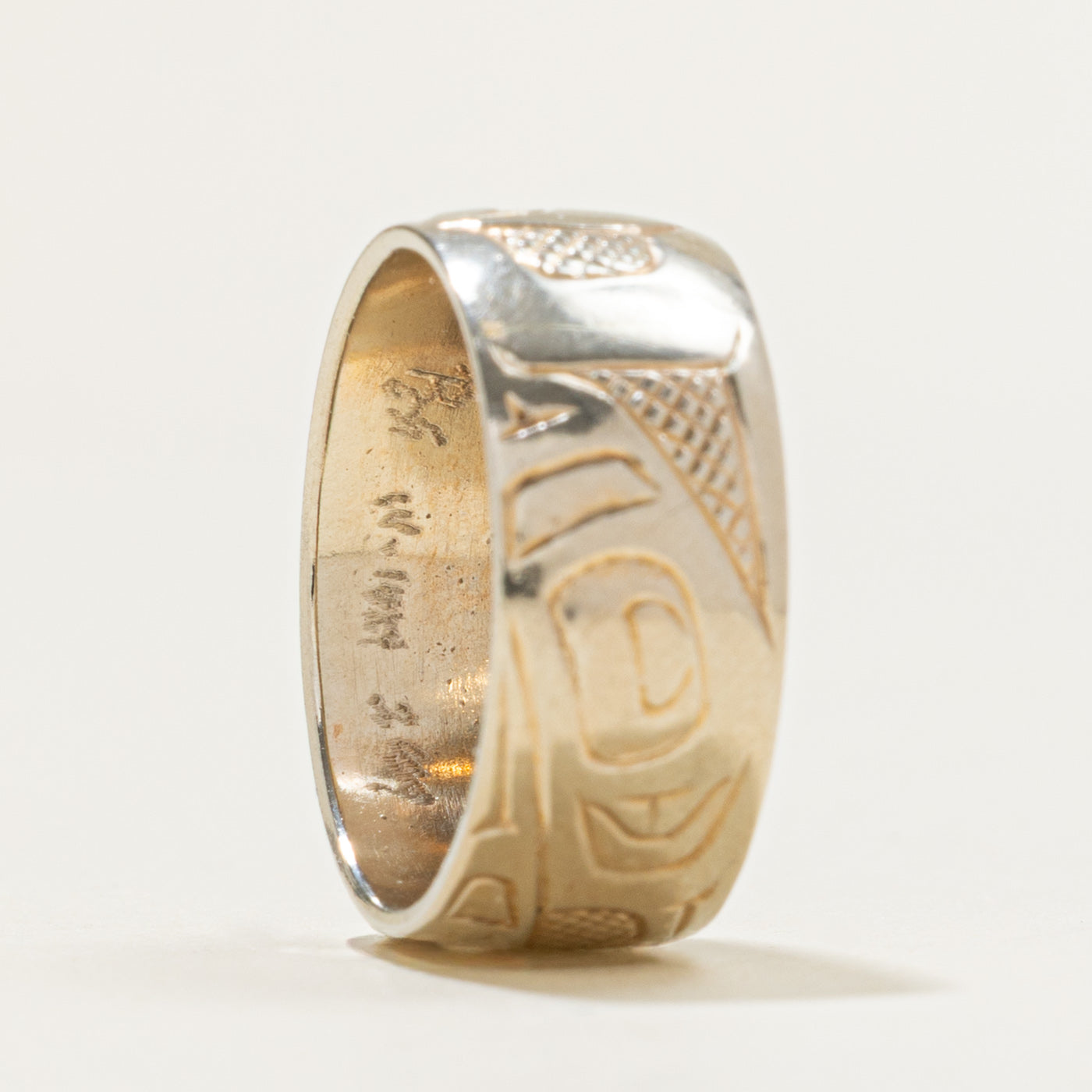 14K White Gold Indigenous Carved Wolf Ring | 8mm | SZ 6.5
