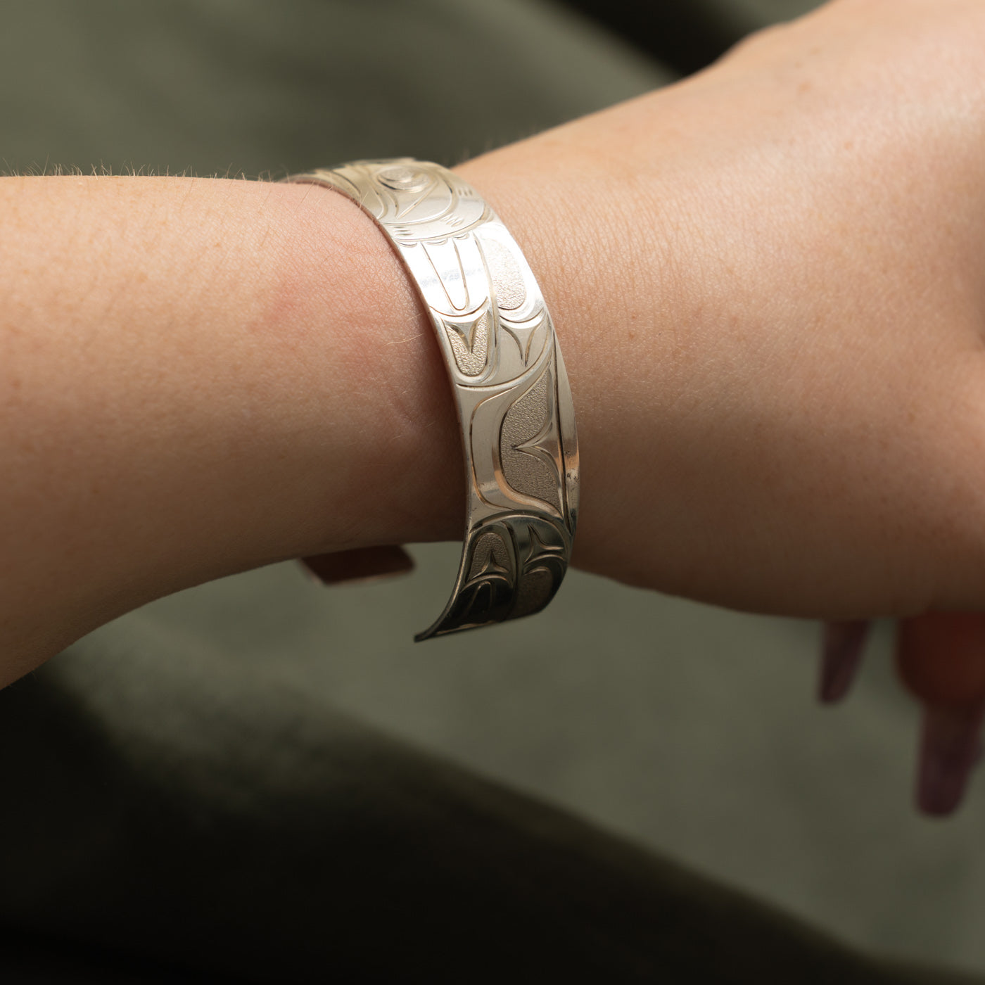 'Joe Descoteaux' Sterling Silver Indigenous Carved Frog Cuff | 6"