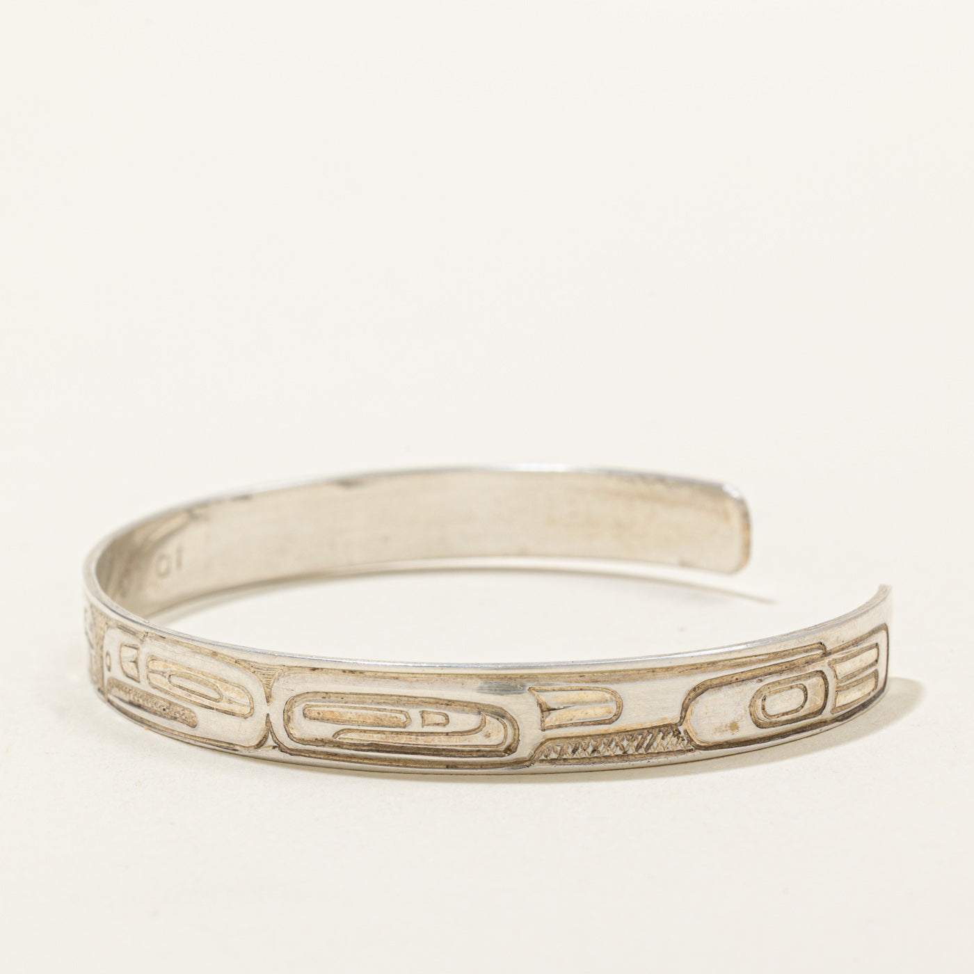 'Ding Hutchingson' Sterling Silver Indigenous Carved Beaver & Eagle Cuff | 5.5"