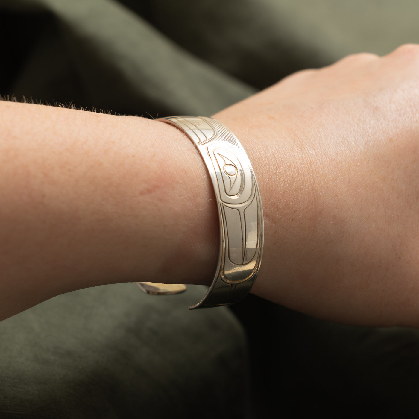 'Travis Henry' Sterling Silver Indigenous Carved Raven Cuff | 6"