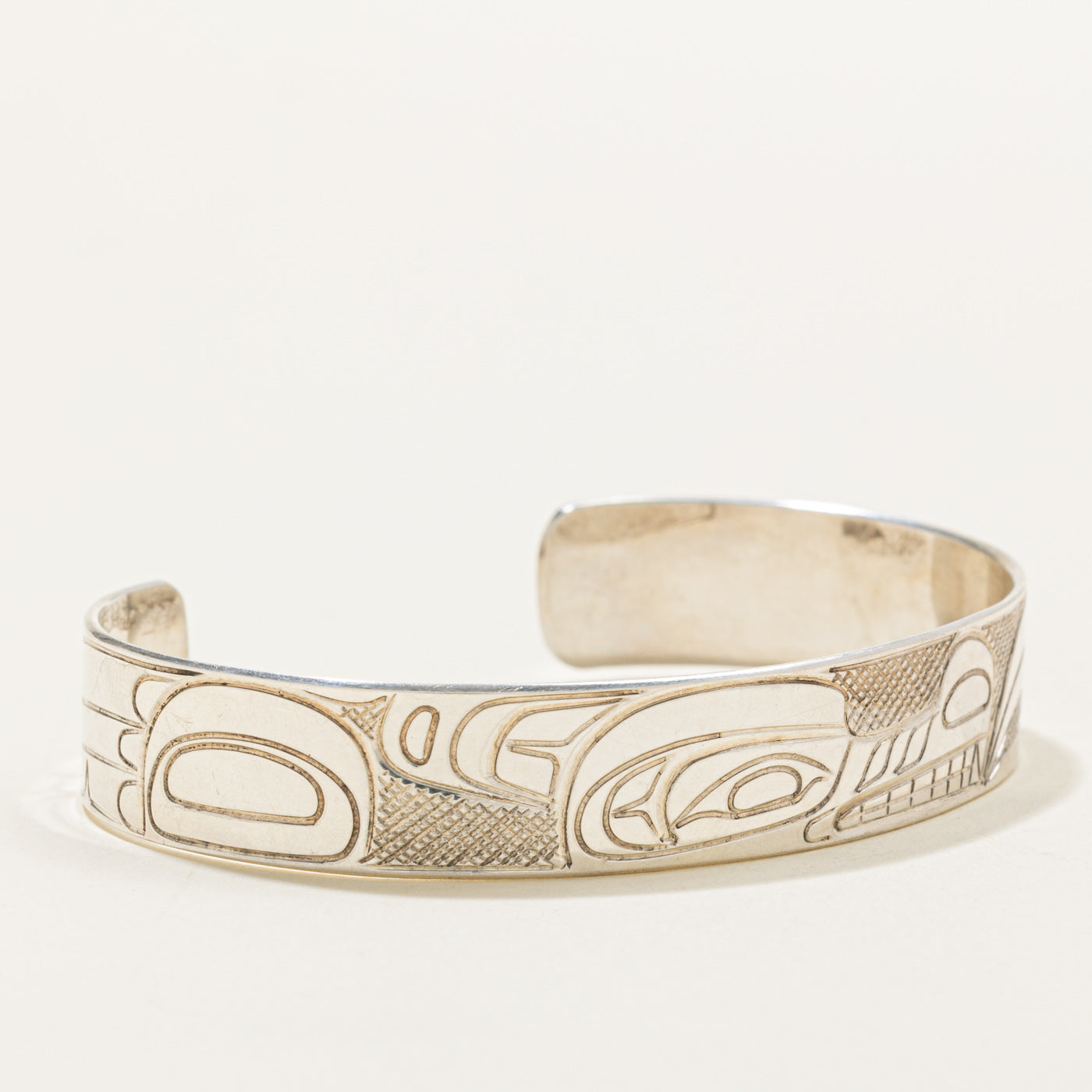 'Travis Henry' Sterling Silver Indigenous Carved Wolf Cuff | 6"