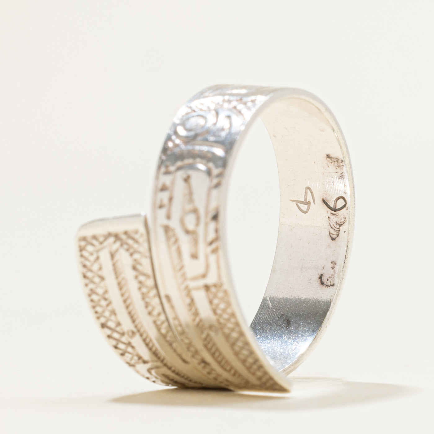'Gilbert Pat' Sterling Silver Indigenous Carved Hummingbird Bypass Ring | SZ 10.5