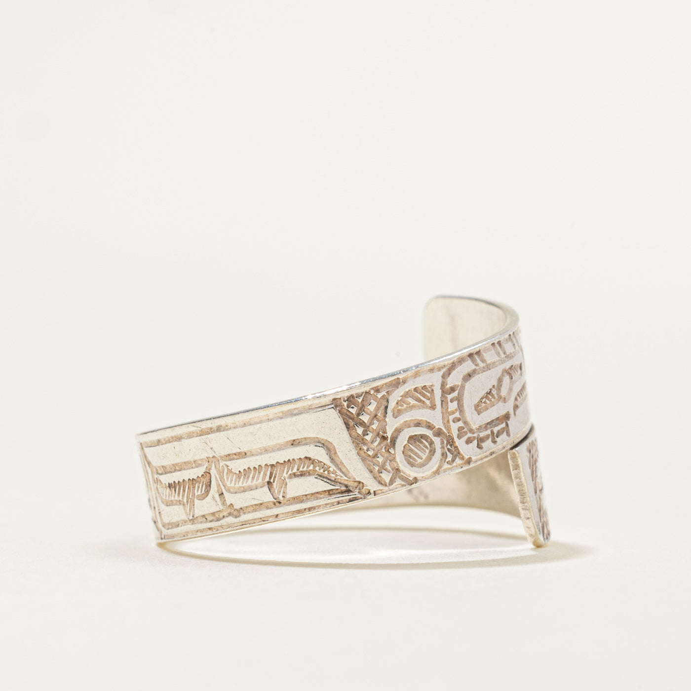 'Gilbert Pat' Sterling Silver Indigenous Carved Hummingbird Bypass Ring | SZ 10.5
