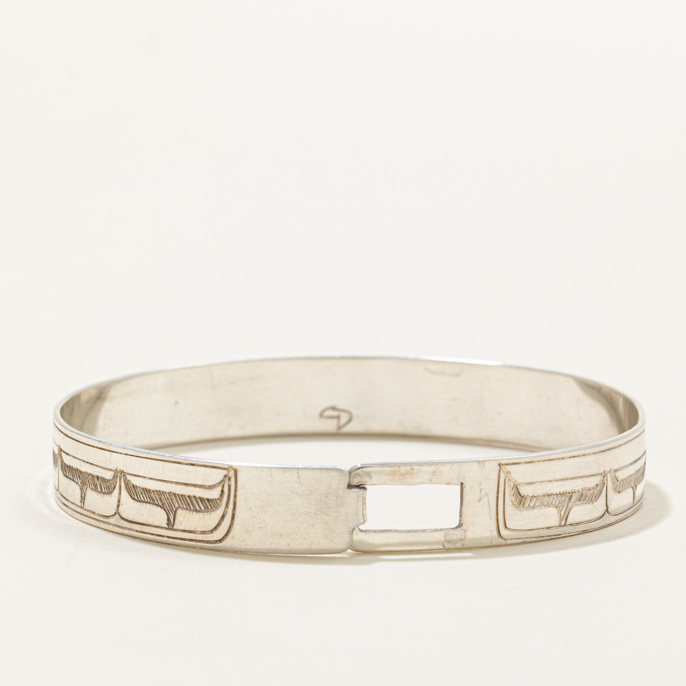 'Gilbert Pat' Sterling Silver Indigenous Carved Hummingbird Bangle | 6.5"