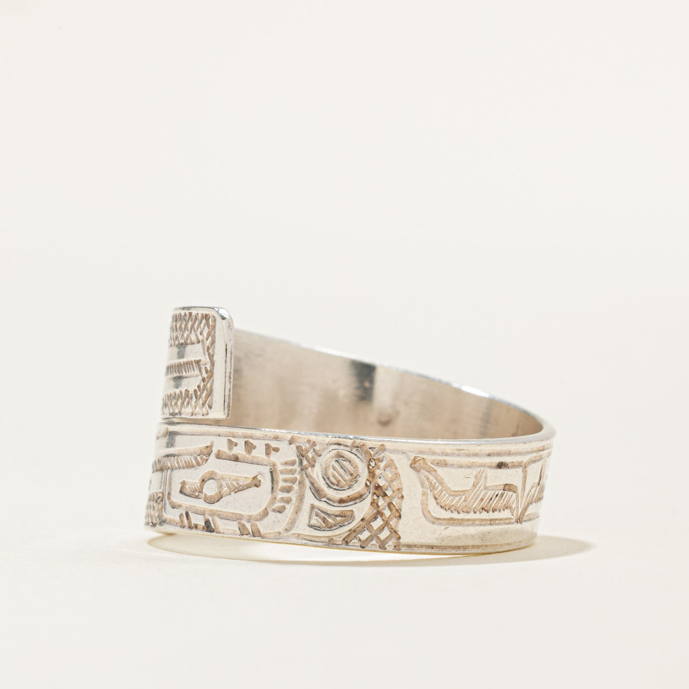 'Gilbert Pat' Sterling Silver Indigenous Carved Hummingbird Bypass Ring | SZ 10.5