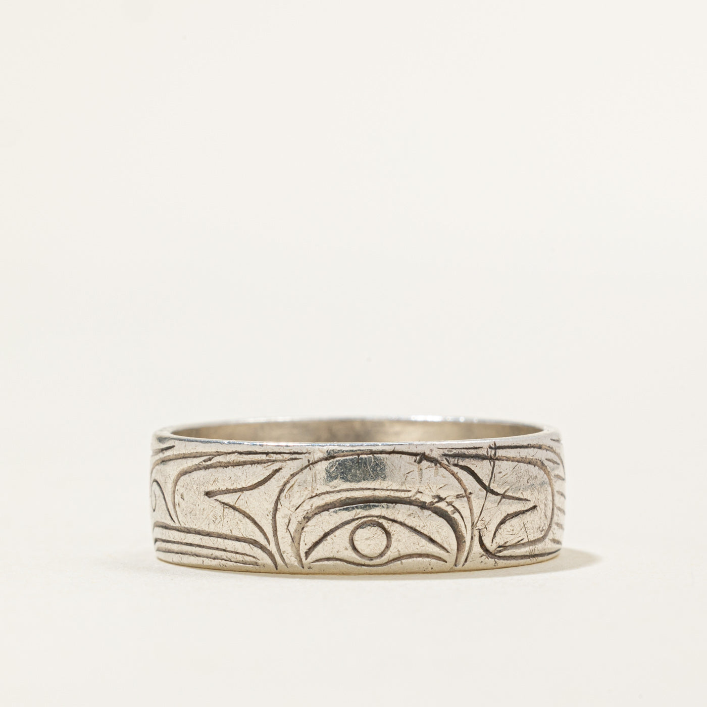 14K White Gold Indigenous Carved Raven Ring | 6.9mm | SZ 10.25