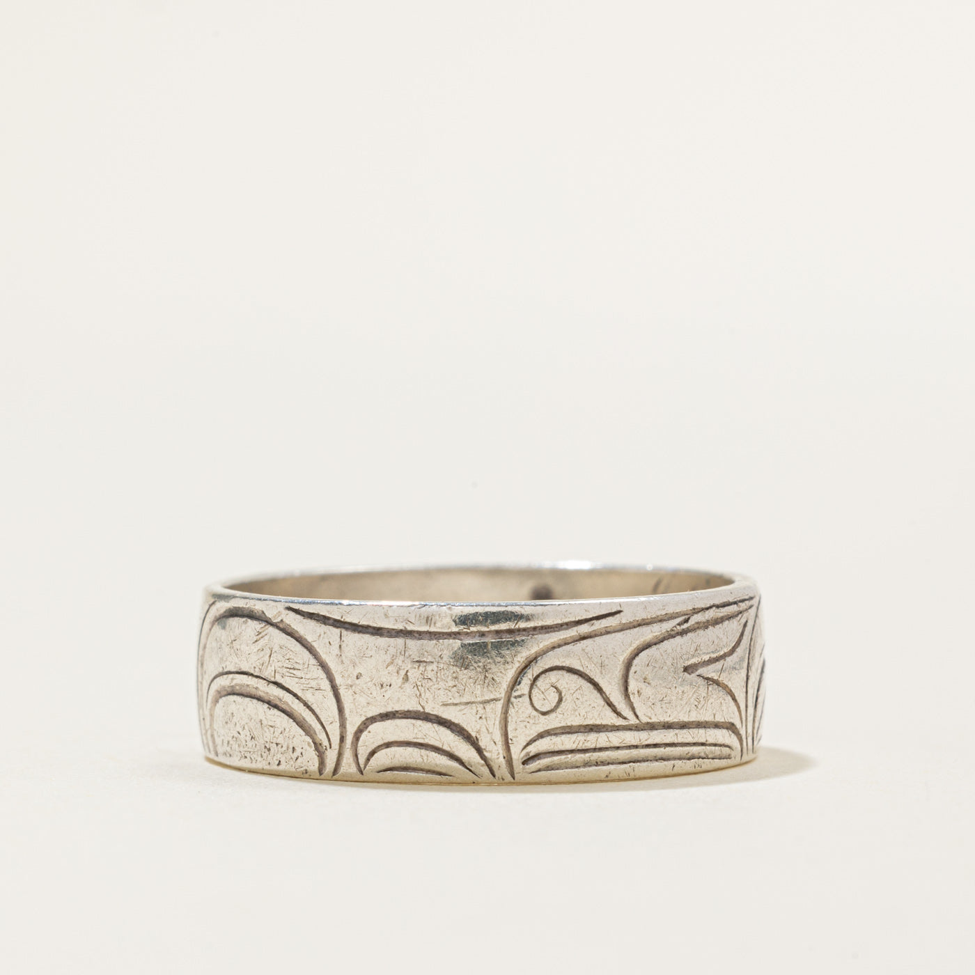 14K White Gold Indigenous Carved Raven Ring | 6.9mm | SZ 10.25