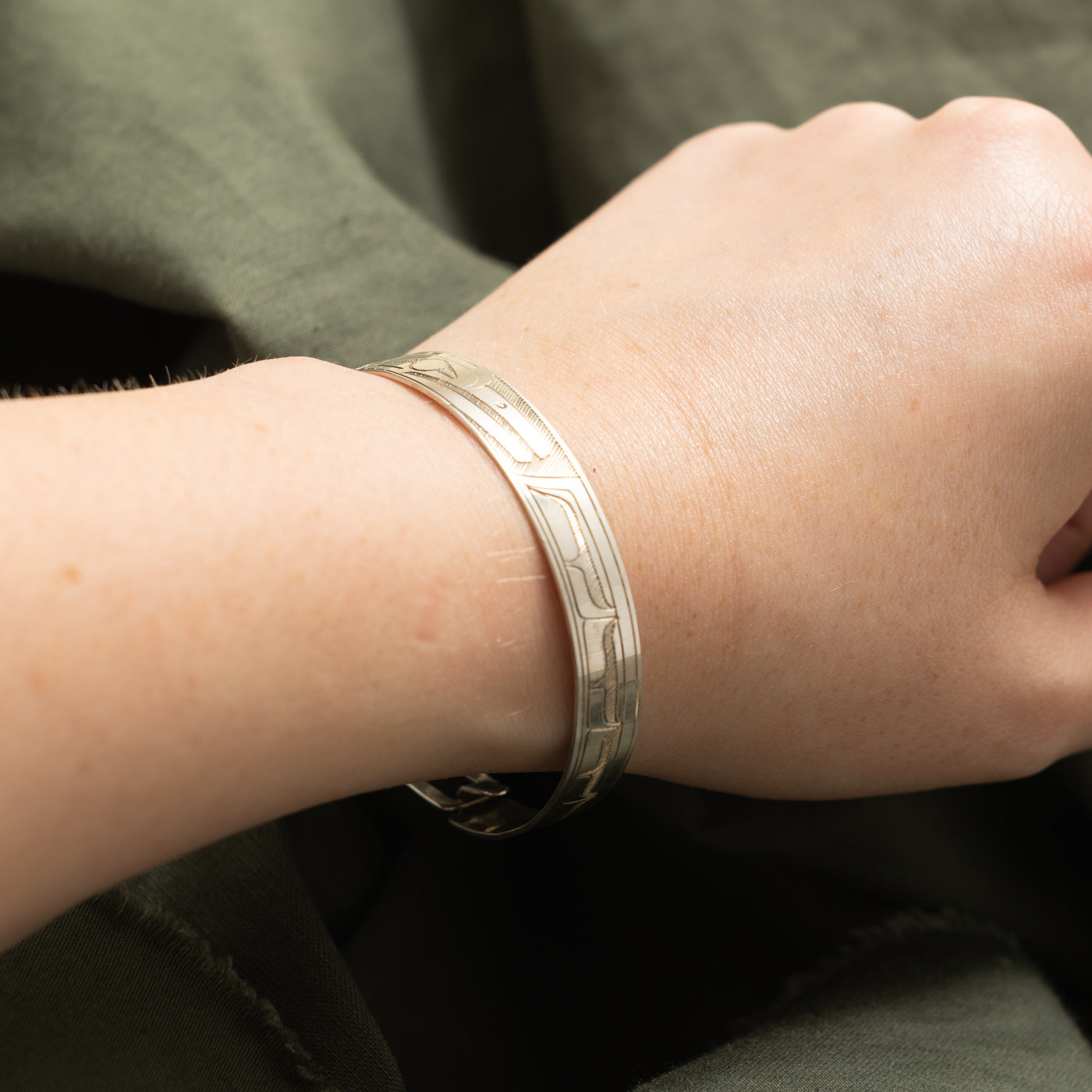 'Gilbert Pat' Sterling Silver Indigenous Carved Hummingbird Bangle | 6.5"