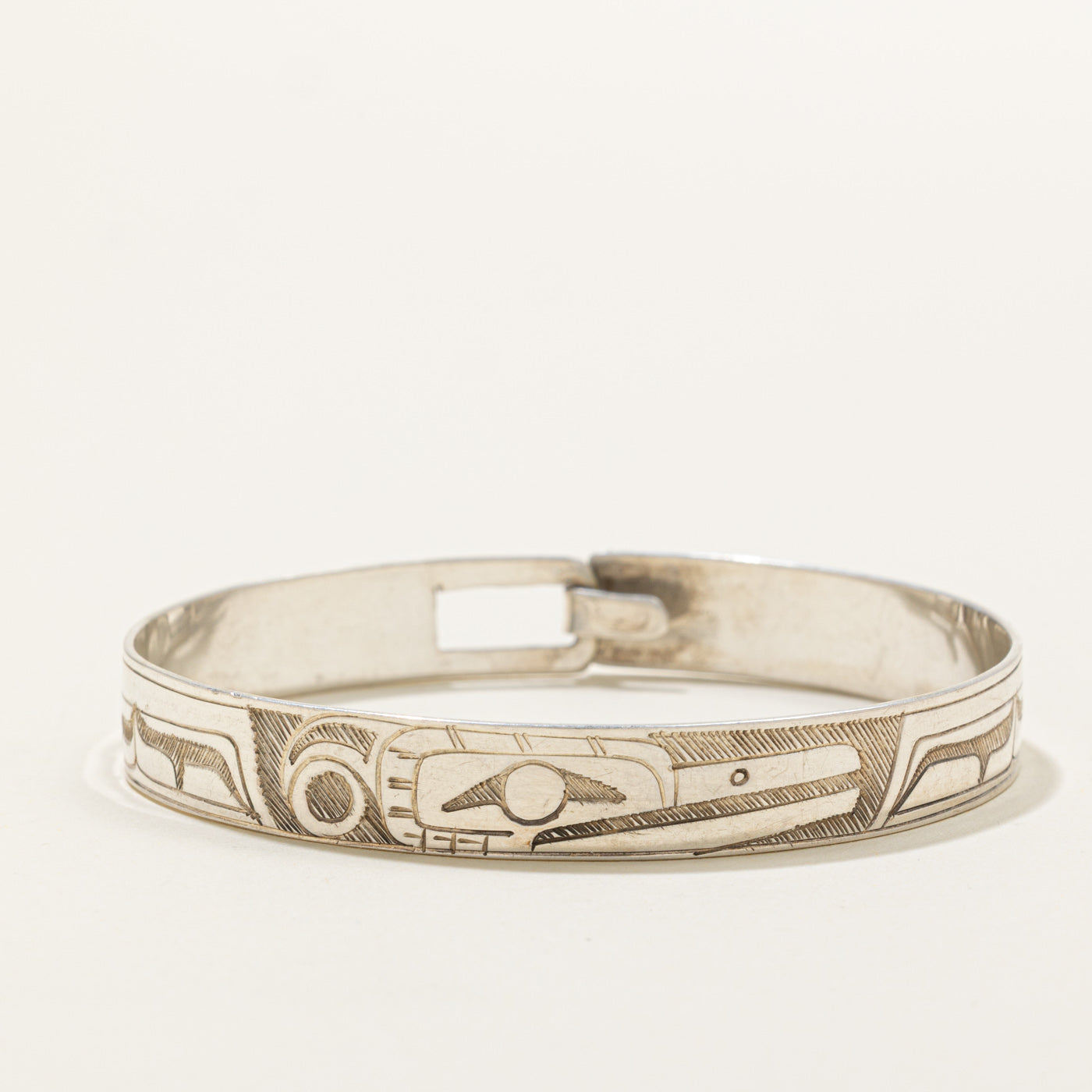 'Gilbert Pat' Sterling Silver Indigenous Carved Hummingbird Bangle | 6.5"