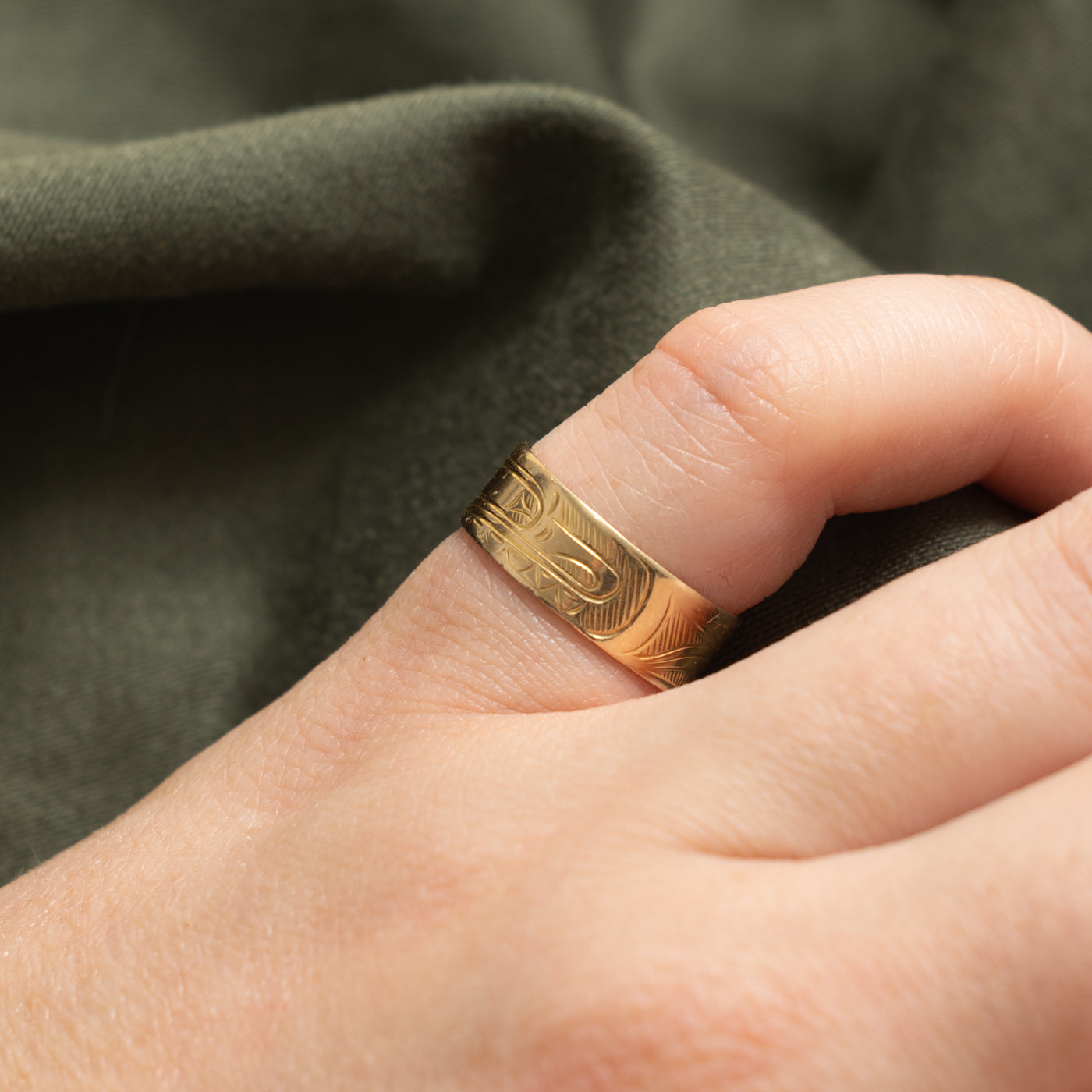 14k Yellow Gold Indigenous Carved Wolf Ring | SZ 5.0