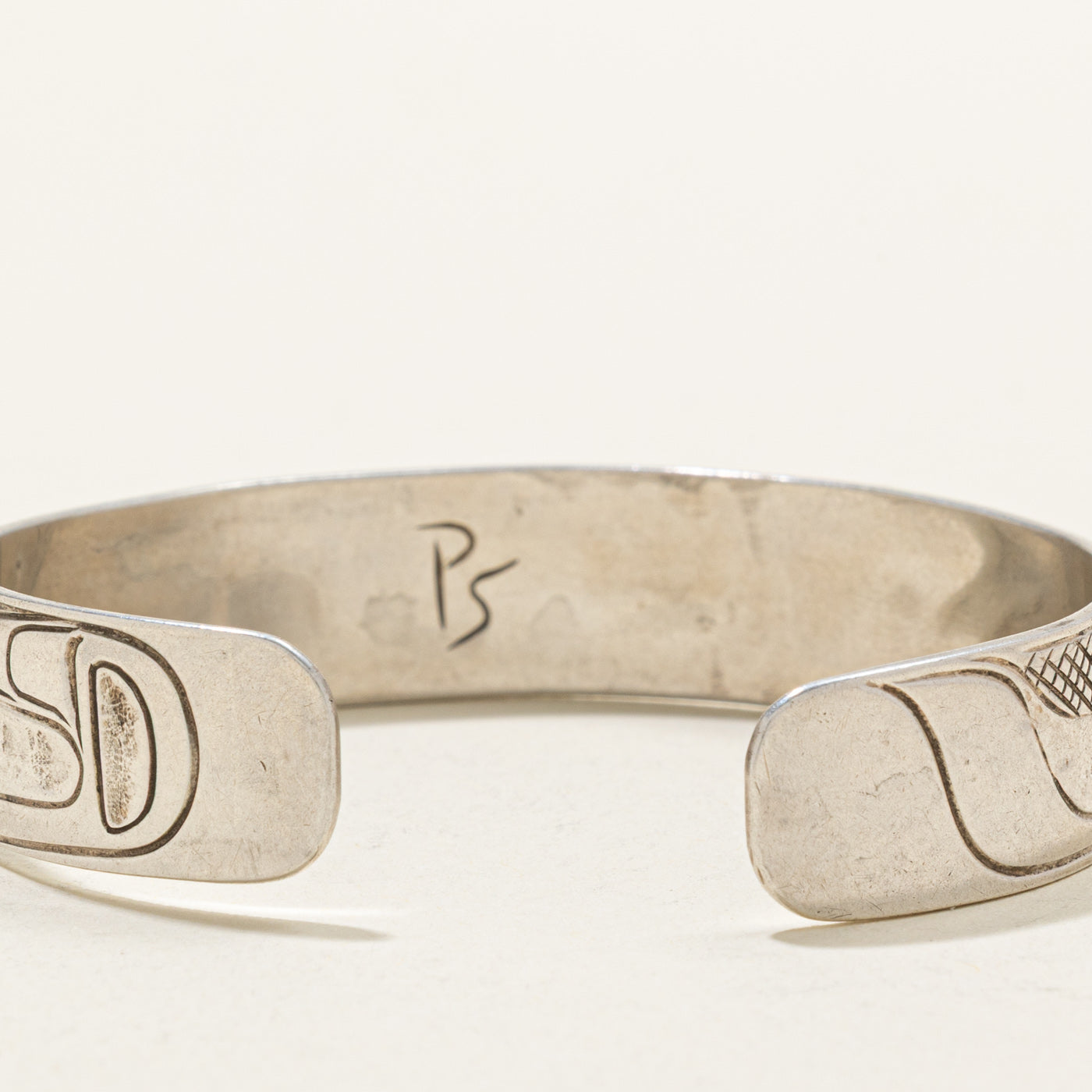'Paddy Seaweed' Sterling Silver Indigenous Carved Bird Cuff | 6"