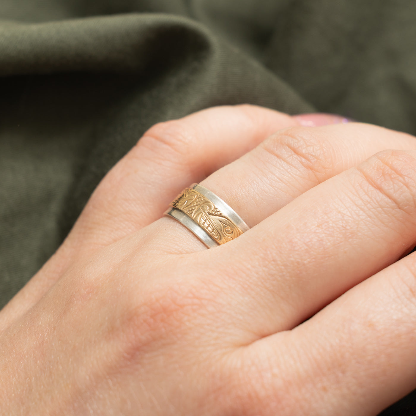 'Lloyd Wadhams Jr.' Sterling Silver & 14k Indigenous Carved Wolves Split Design Ring | SZ 5.5