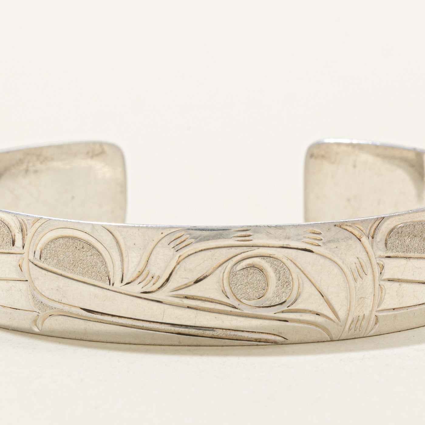'Joe Descoteaux' Sterling Silver Indigenous Carved Frog Cuff | 6"