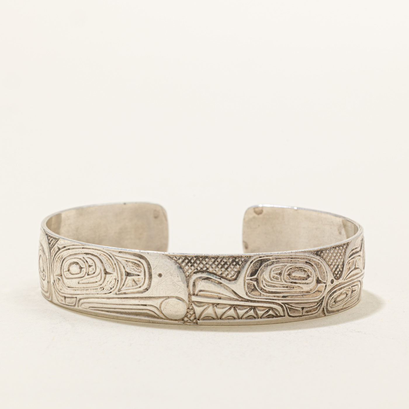 'Ed Russ' Sterling Silver Indigenous Carved Raven & Sea Sculpin Cuff | 6"