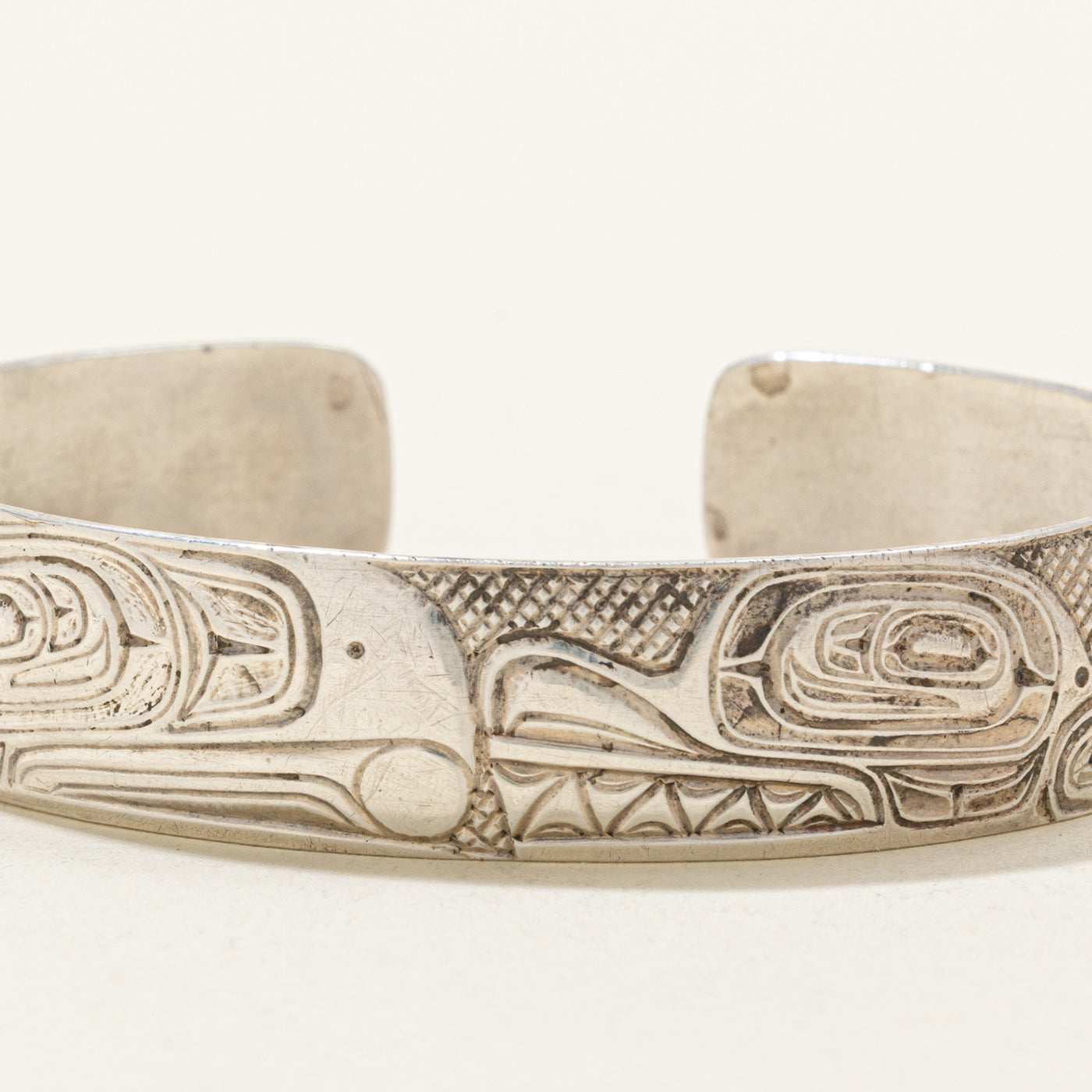 'Ed Russ' Sterling Silver Indigenous Carved Raven & Sea Sculpin Cuff | 6"