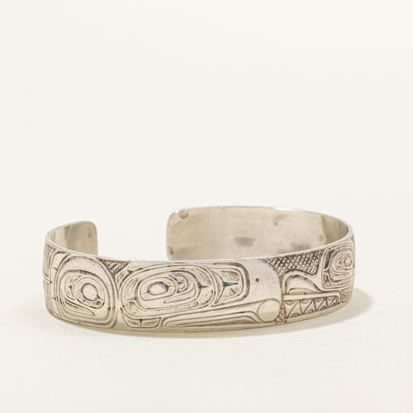 'Ed Russ' Sterling Silver Indigenous Carved Raven & Sea Sculpin Cuff | 6"