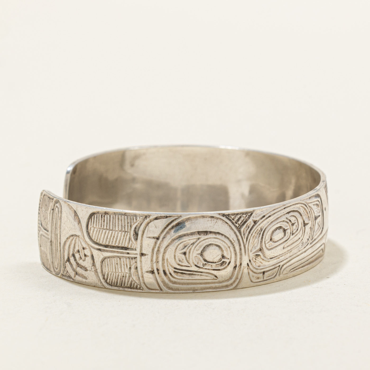 'Ed Russ' Sterling Silver Indigenous Carved Raven & Sea Sculpin Cuff | 6"