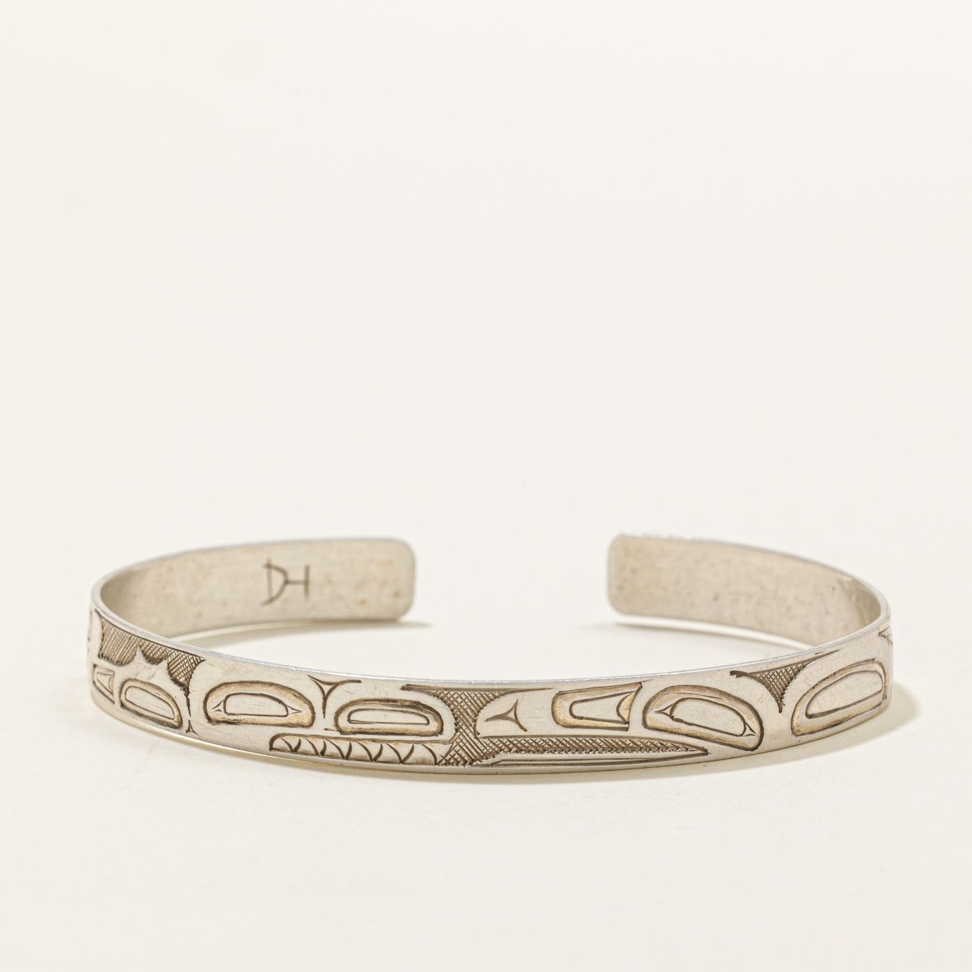 'Ding Hutchingson' Sterling Silver Indigenous Carved Orca & Raven Split Design Cuff | 6"