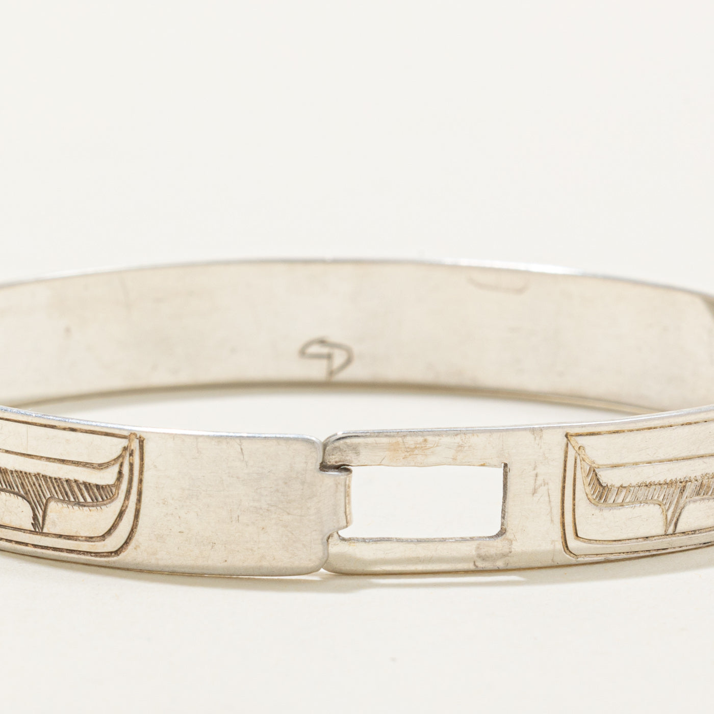 'Gilbert Pat' Sterling Silver Indigenous Carved Hummingbird Bangle | 6.5"