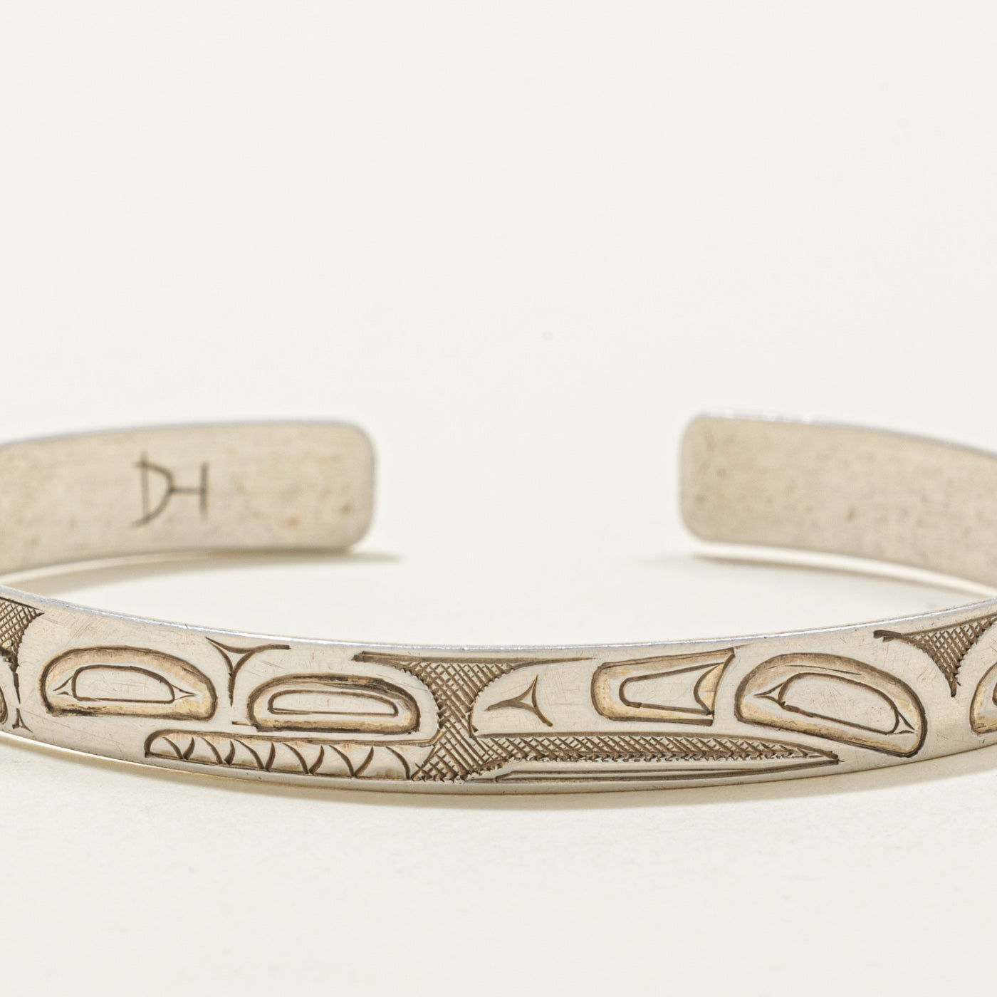 'Ding Hutchingson' Sterling Silver Indigenous Carved Orca & Raven Split Design Cuff | 6"