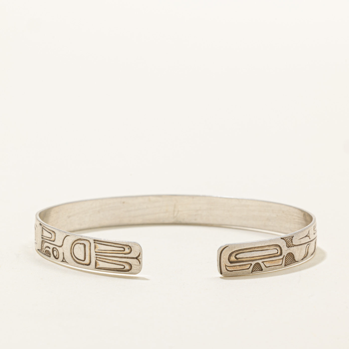 'Ding Hutchingson' Sterling Silver Indigenous Carved Orca & Raven Split Design Cuff | 6"