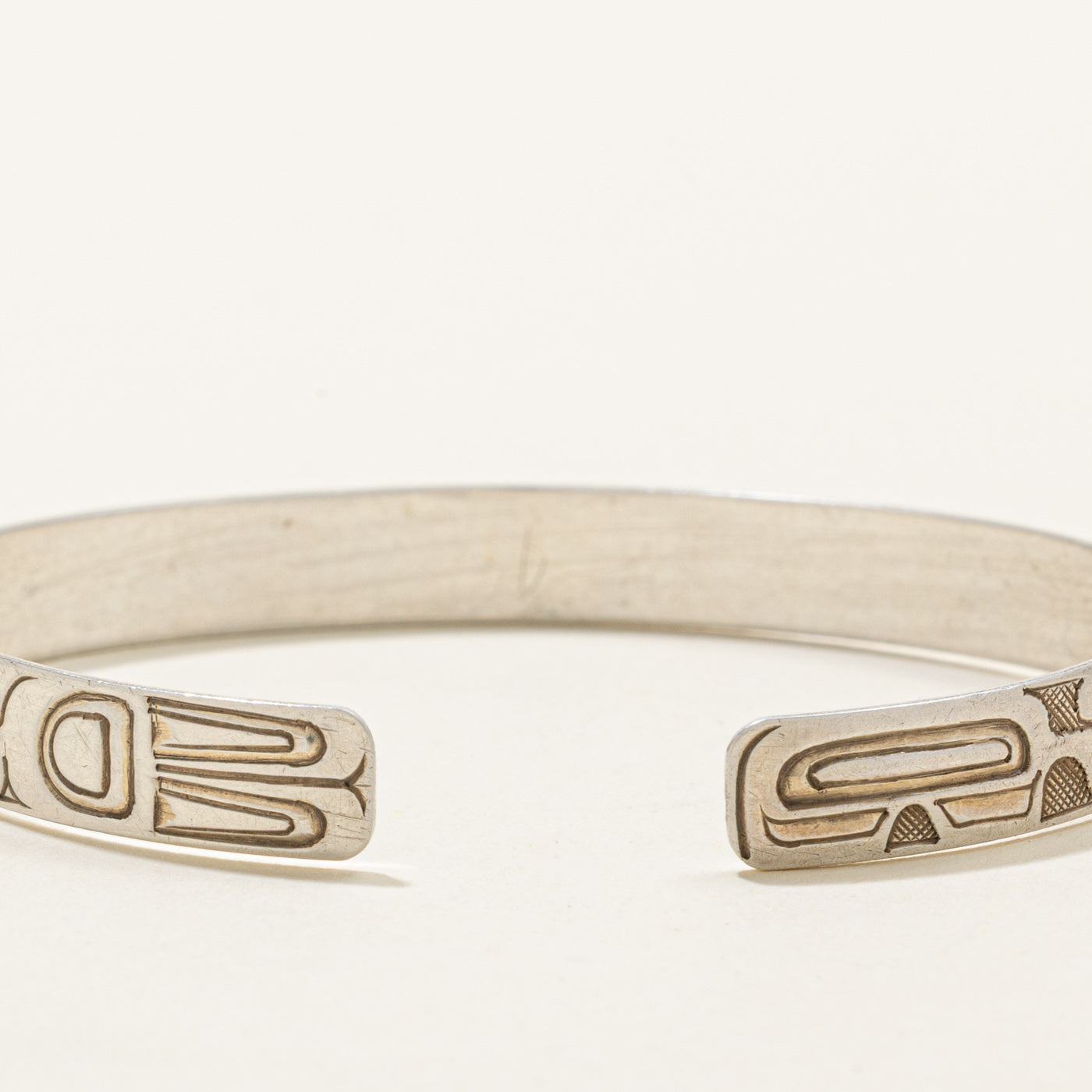 'Ding Hutchingson' Sterling Silver Indigenous Carved Orca & Raven Split Design Cuff | 6"