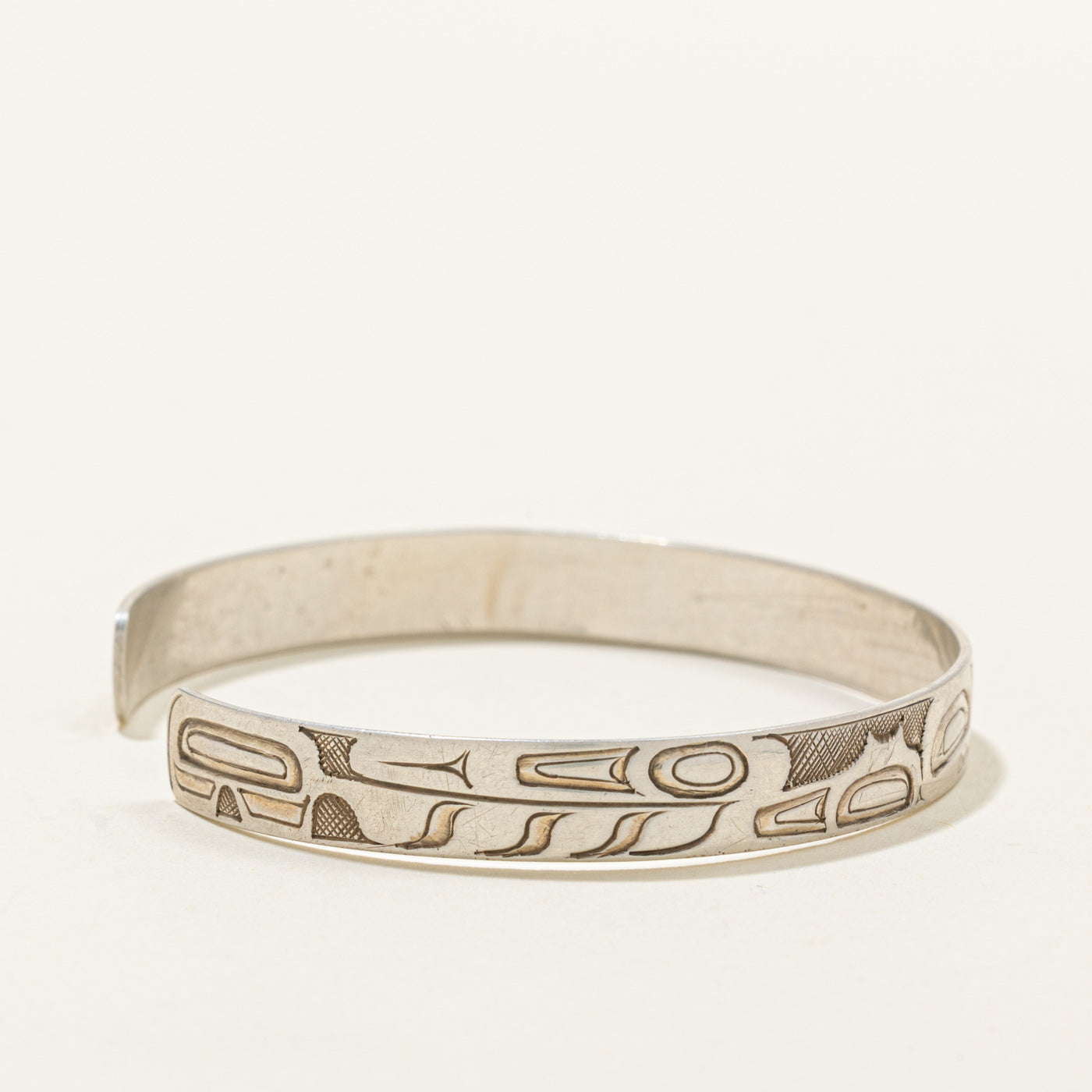 'Ding Hutchingson' Sterling Silver Indigenous Carved Orca & Raven Split Design Cuff | 6"