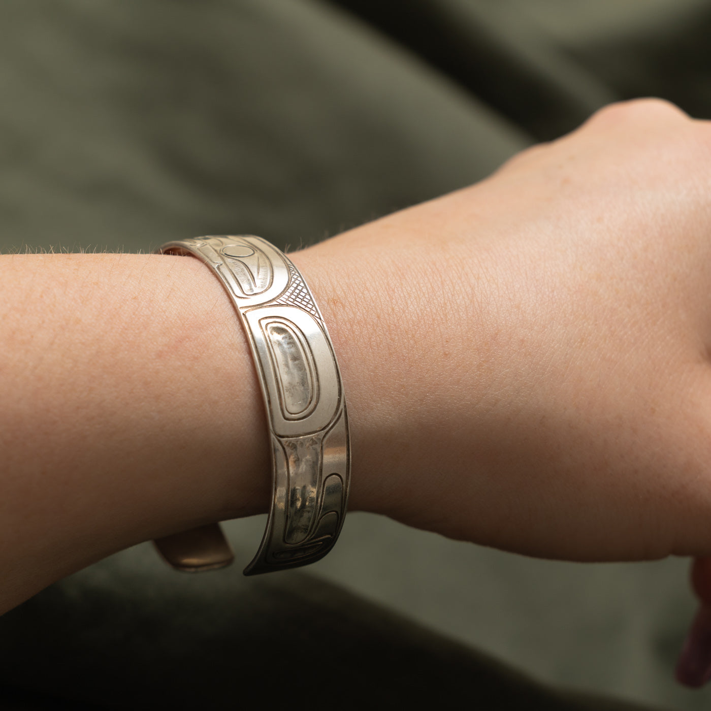 'Paddy Seaweed' Sterling Silver Indigenous Carved Bird Cuff | 6"