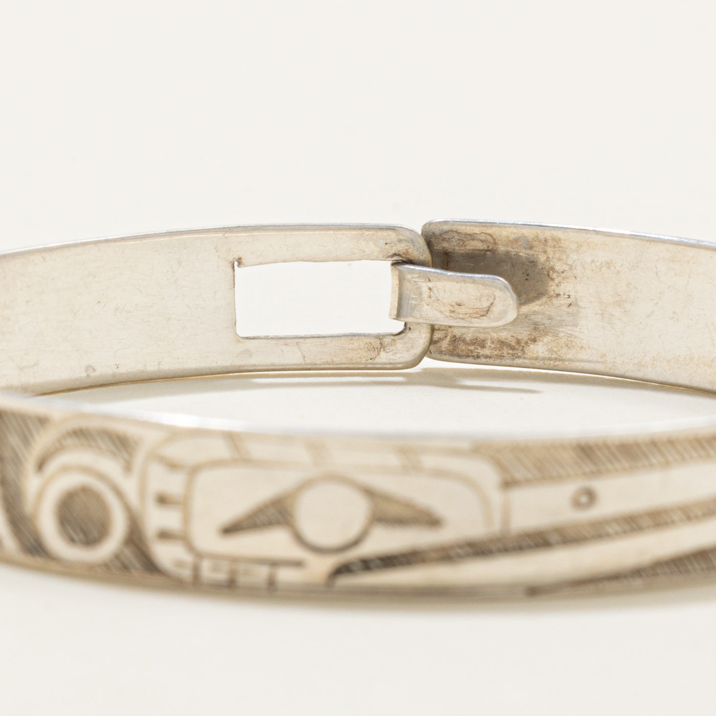 'Gilbert Pat' Sterling Silver Indigenous Carved Hummingbird Bangle | 6.5"