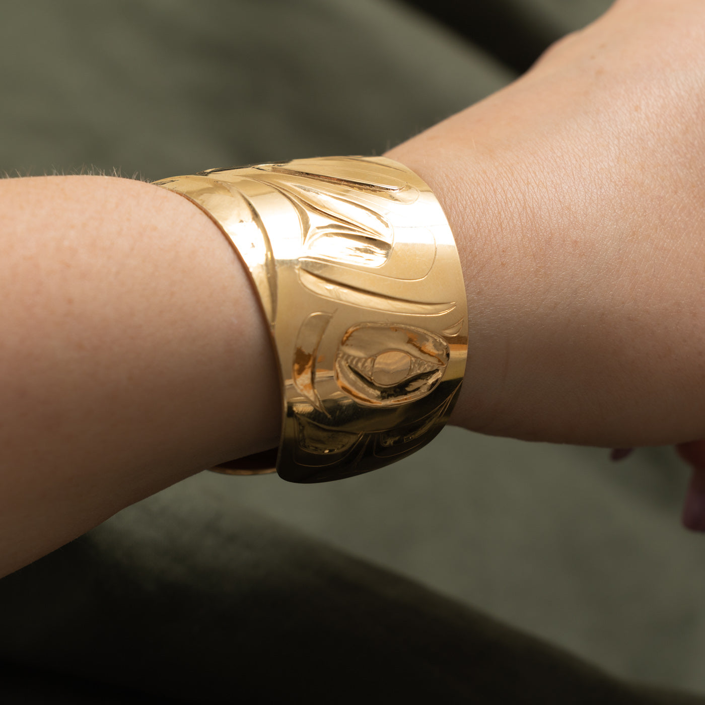 'Alvin Adkins' 18K Indigenous Carved Eagle Cuff | 6"