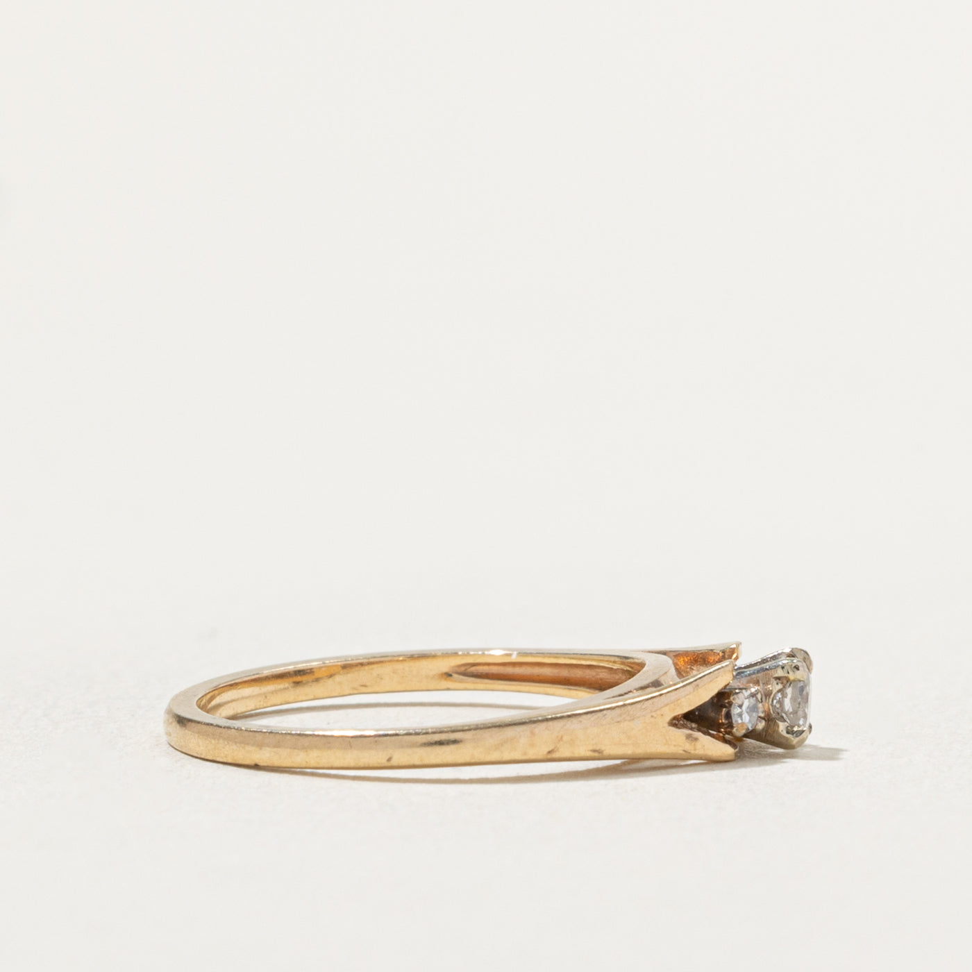 14k Diamond Accented Tapered Ring | SZ 5.75