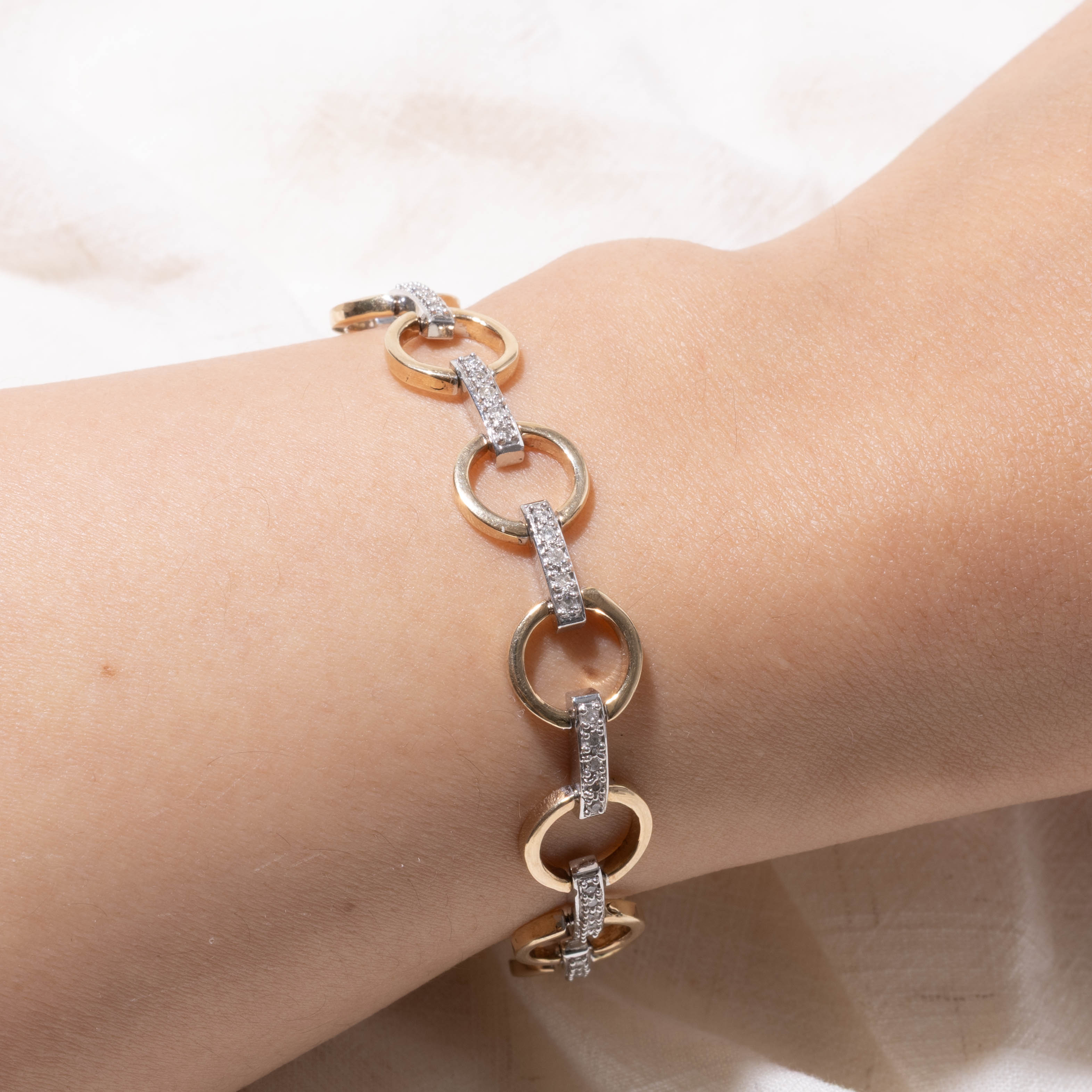9k Two-Tone Diamond Circle Bracelet | 0.32ctw | 8"