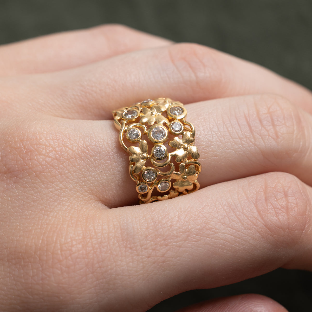 18k Scattered Diamond Openwork Floral Band | 0.45ctw | 14.50mm | SZ 6