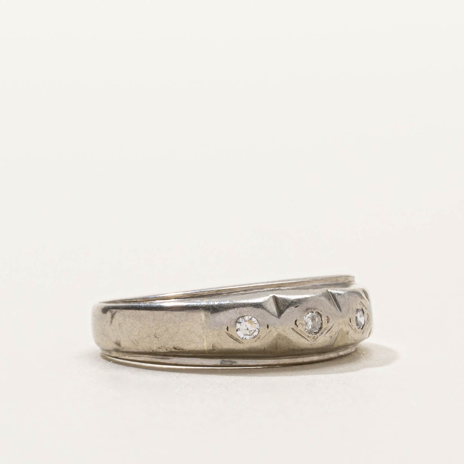 10k Three Stone Diamond Grooved Dome | SZ 5