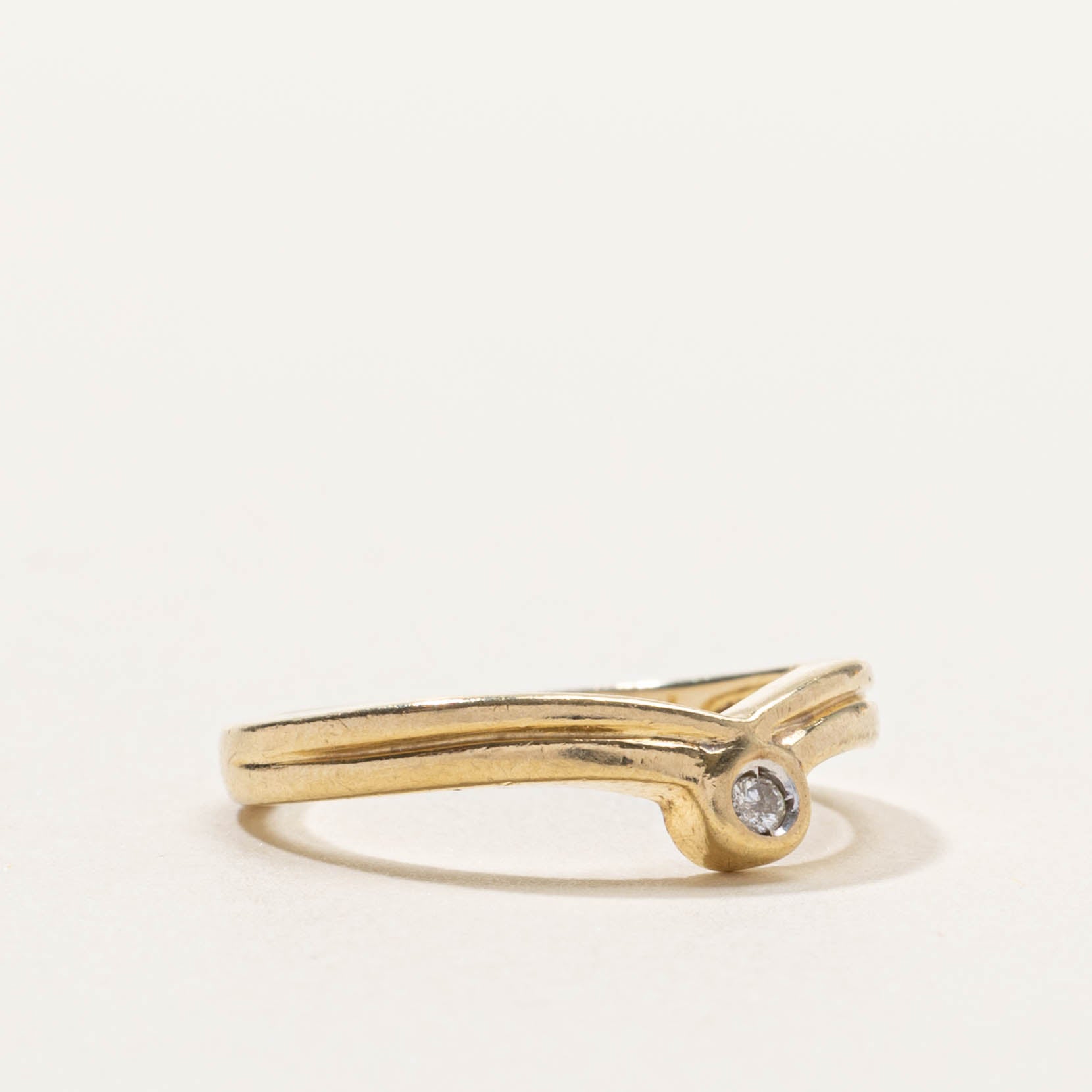 10k Bezel Set Diamond Chevron Ring | SZ 4.5