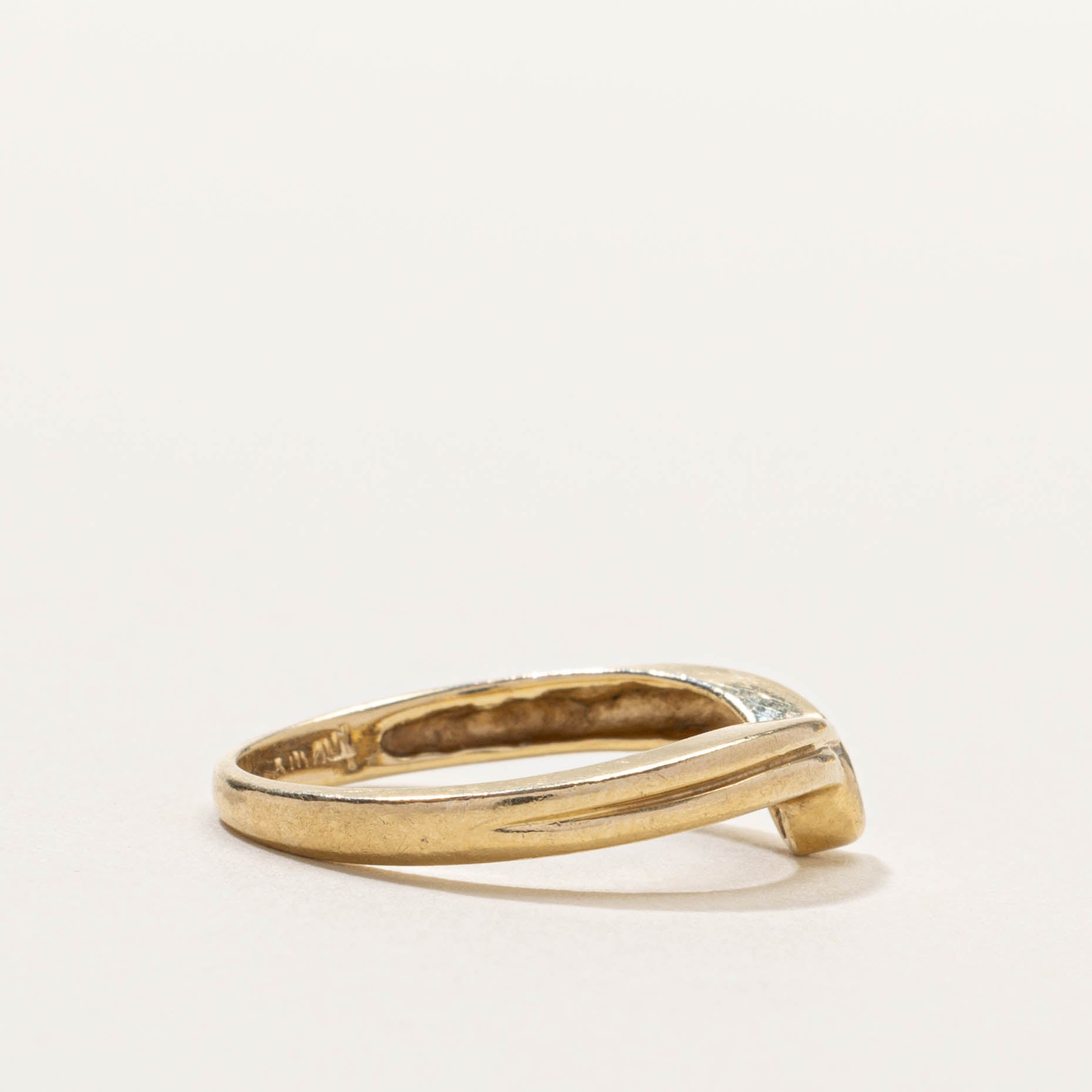 10k Bezel Set Diamond Chevron Ring | SZ 4.5