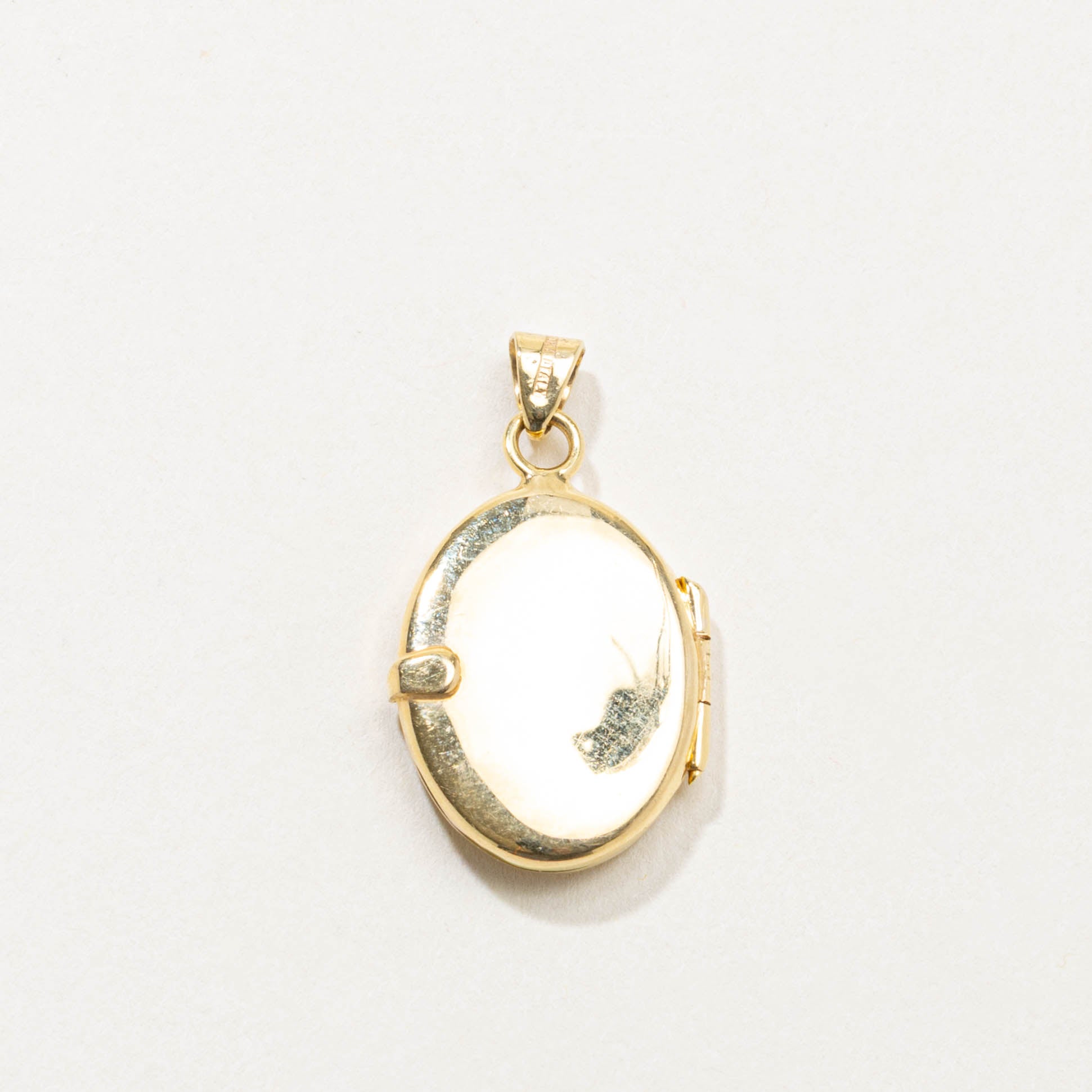 10k Floral Engraved Oval Locket