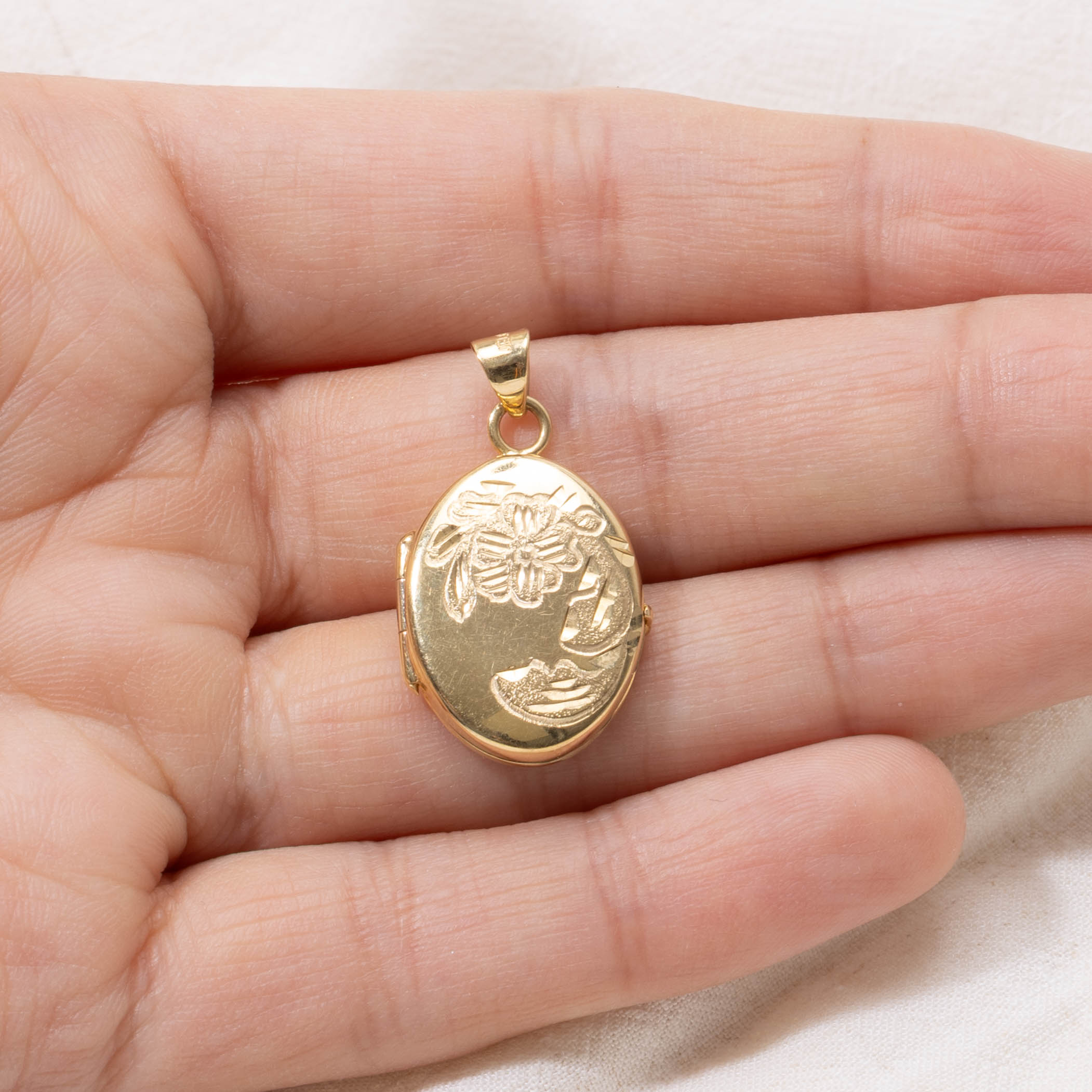 10k Floral Engraved Oval Locket