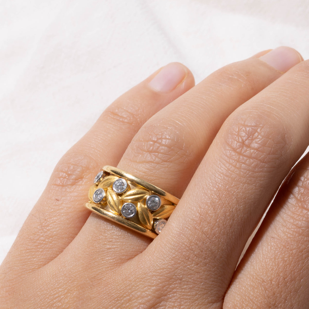 18k Scattered Diamond Matte Leafy Band | 0.30ctw | 11.20mm | SZ 6.5