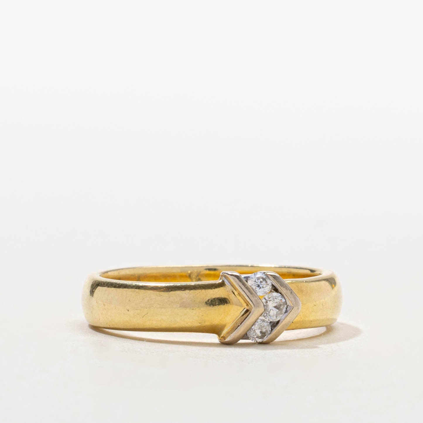 18k Three Stone Diamond Arrow Design Ring | SZ 7.25