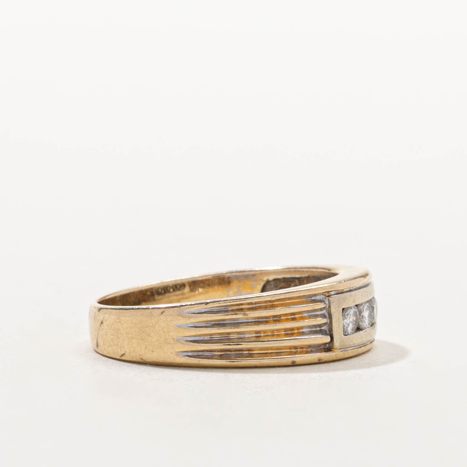 14k Three Stone Diamond Grooved Ring | SZ 7.25