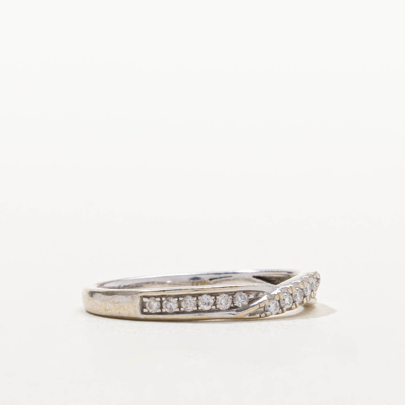 14k Diamond Crossover Band | SZ 6