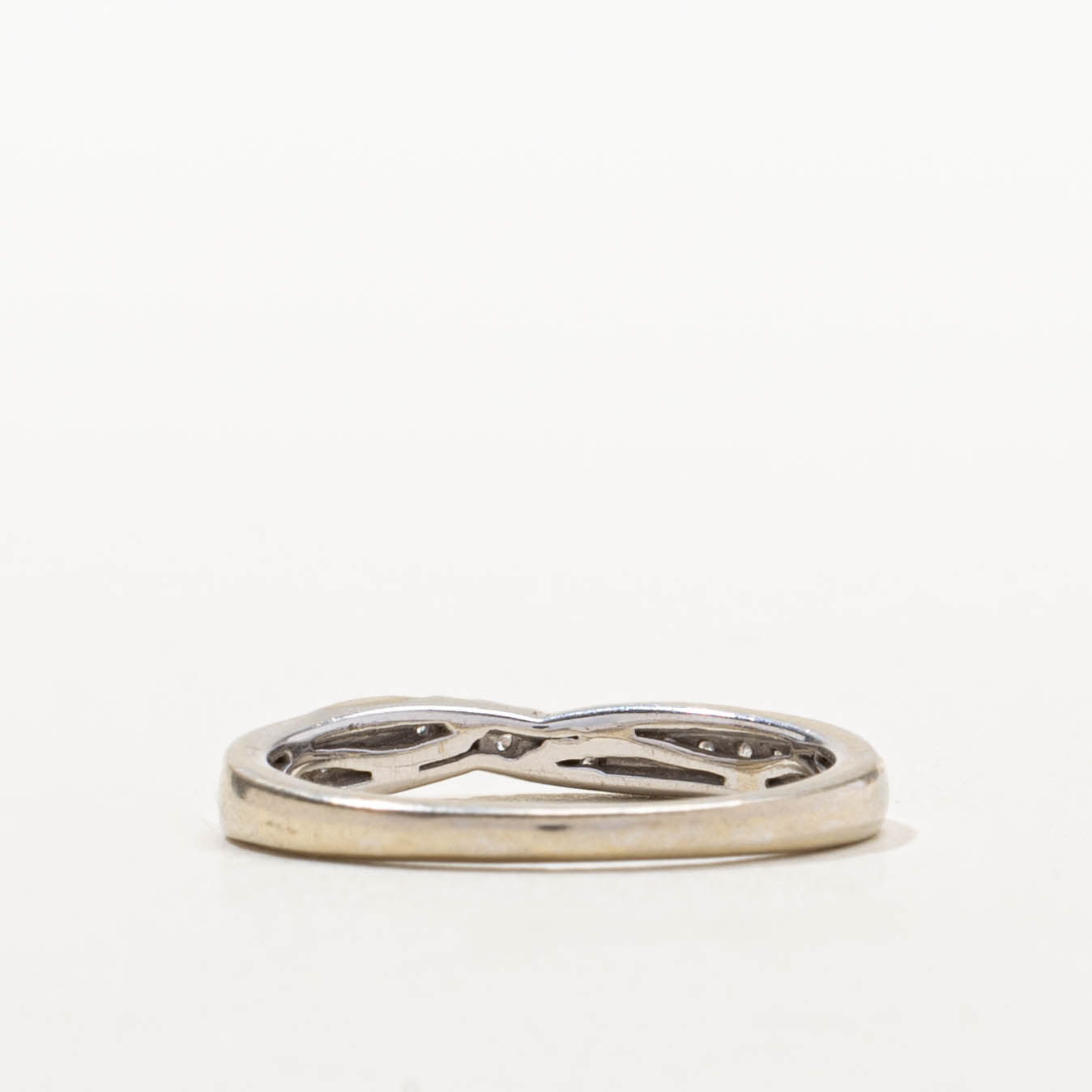 14k Diamond Crossover Band | SZ 6