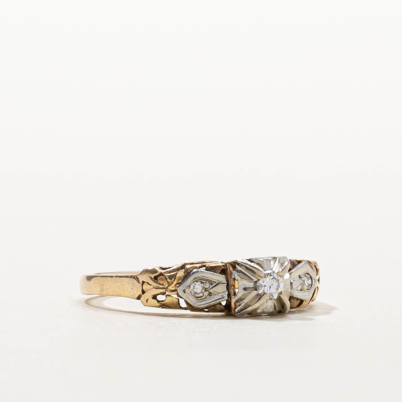 14k Illusion Set Diamond Textured Ring | SZ 5.75
