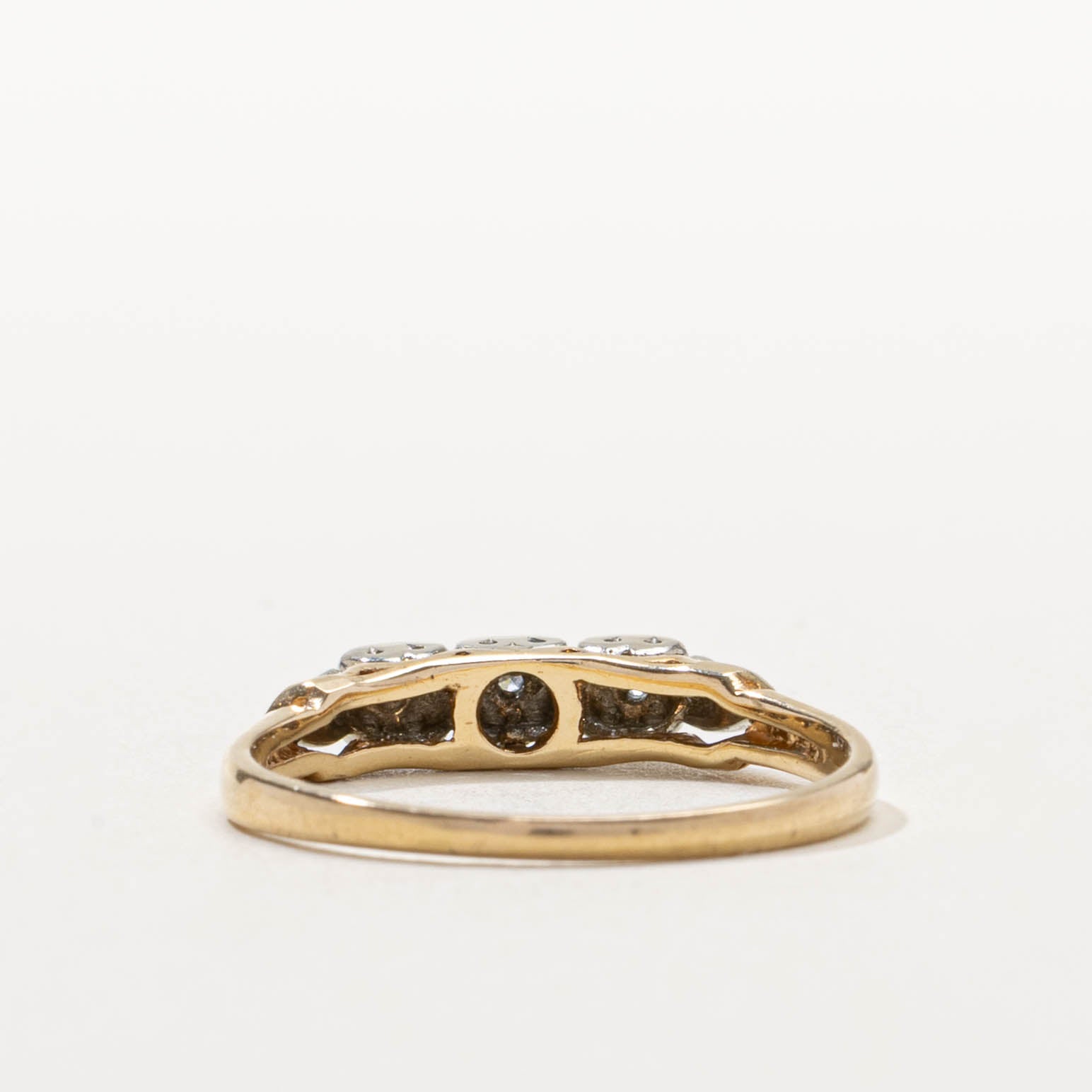 14k Illusion Set Diamond Textured Band | SZ 8