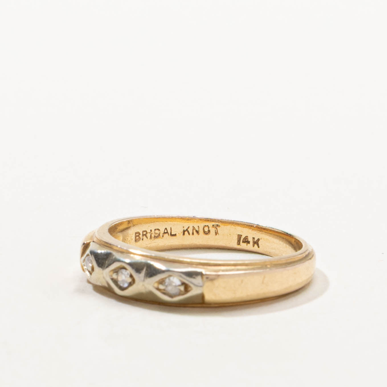 14k Three Stone Diamond Patterned Band | SZ 5.75
