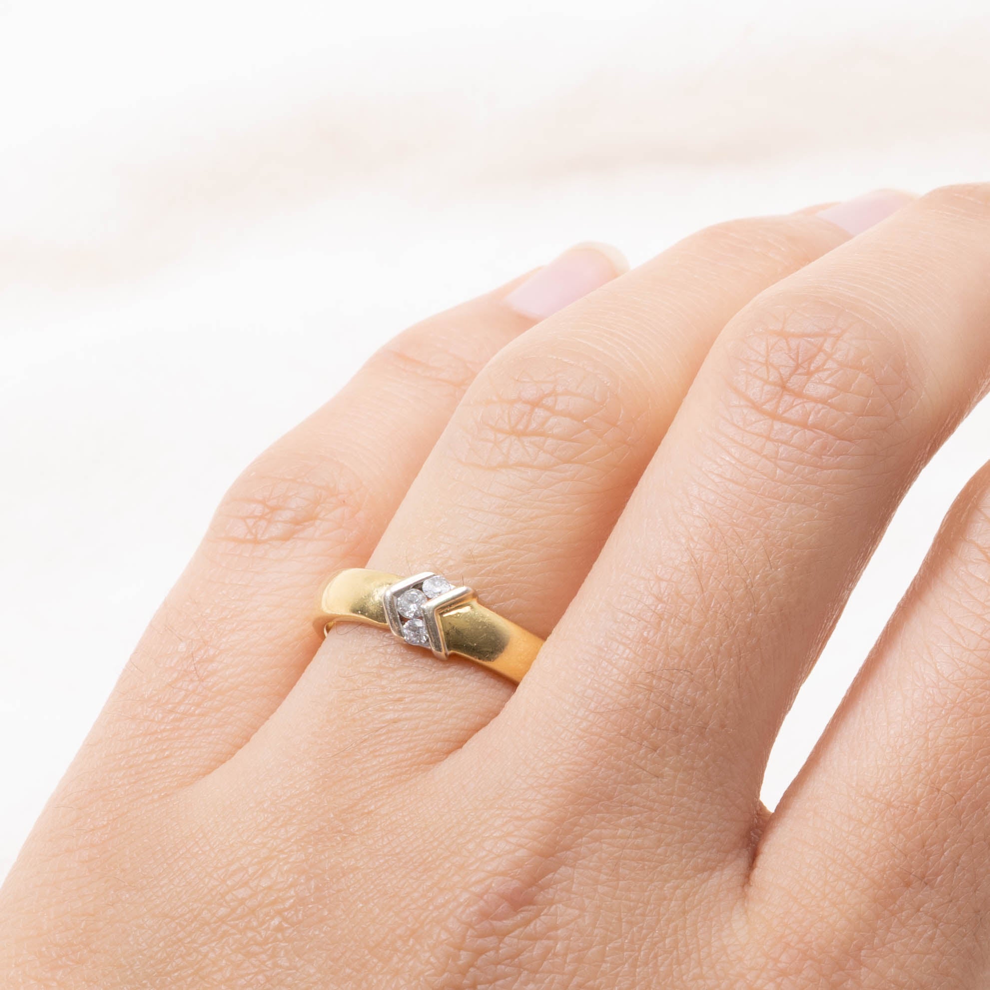 18k Three Stone Diamond Arrow Design Ring | SZ 7.25